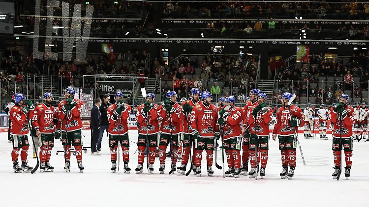 Die Spieler der Augsburg Panther stellten sich nach dem sportlichen Abstieg den Fans.