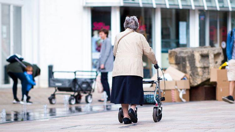 Lohndumping war jahrzehntelang üblich in Deutschland. Viele Menschen sind heute auf zusätzliche Hilfe angewiesen.