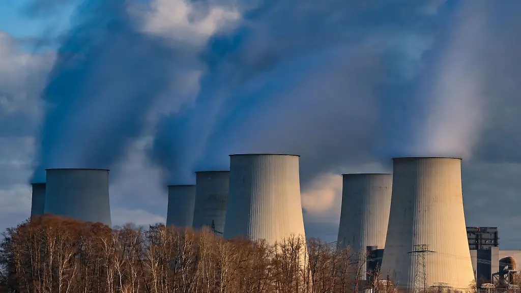 Wasserdampf-steigt-aus-den-Kuehltuermen-des-Braunkohlekraftwerks-Jaenschwalde-der-Lausitz-Energie-Bergbau-AG-LEAG