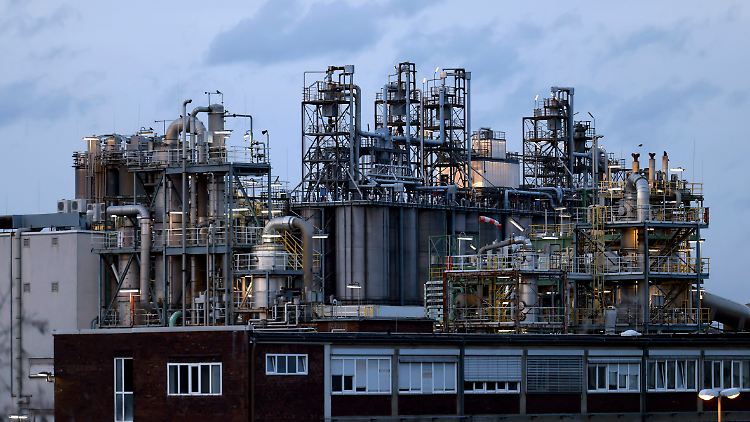 Evonik will durch die Stellenstreichungen bis zu 400 Millionen Euro sparen.