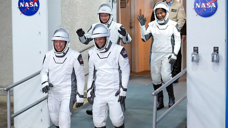 Die NASA-Astronauten Barratt und Dominick sowie Kosmonaut Grebenkin und Missionsspezialistin Epps (v.l.) auf dem Weg zur Startrampe in Florida.