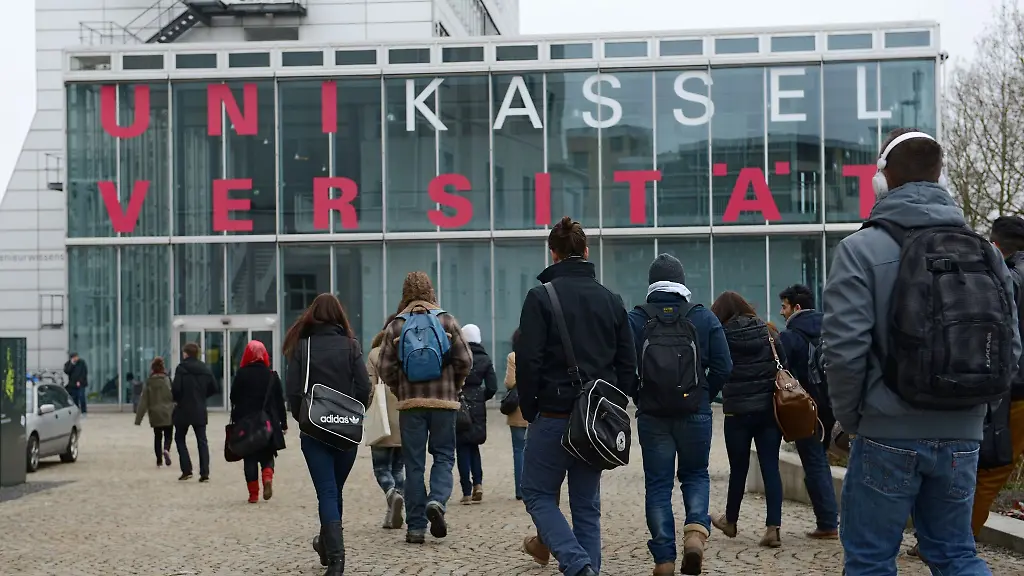 Studierende-sind-auf-dem-Gelaende-der-Universitaet-in-Kassel-unterwegs
