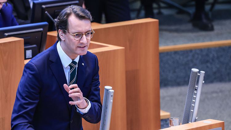 Der nordrhein-westfälische Ministerpräsident Wüst fordert Tempo bei der Umsetzung von Beschlüssen zur Asylpolitik.