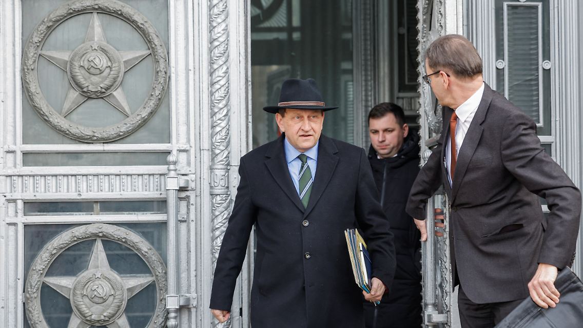 Alexander Graf Lambsdorff beim Verlassen des Ministeriums.