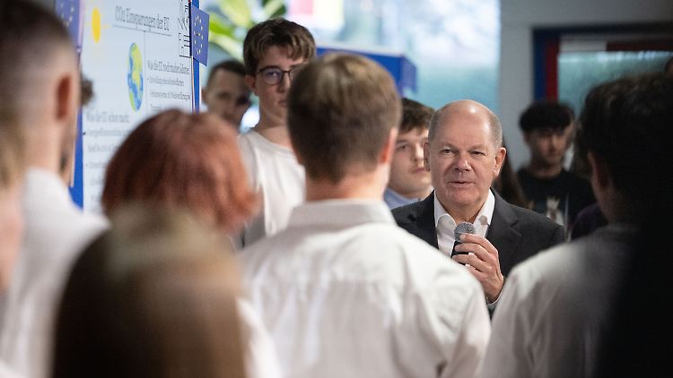 Während eines Besuchs der Gottlieb-Daimler-Schule in Sindelfingen spricht Bundeskanzler Olaf Scholz mit Schülern auch über das Thema Julian Assange.