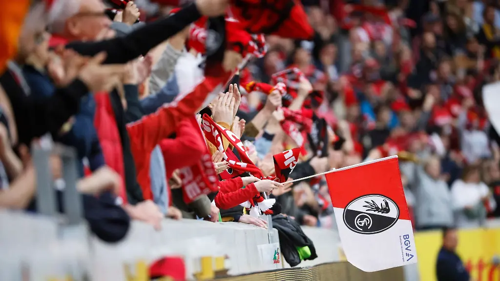 Fans-des-SC-Freiburg-schwenken-im-Europa-Park-Stadion-eine-Fahne