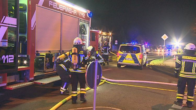 Die Feuerwehr war nach Angaben eines Sprechers um 3.50 Uhr durch die automatische Brandmeldeanlage alarmiert worden. 