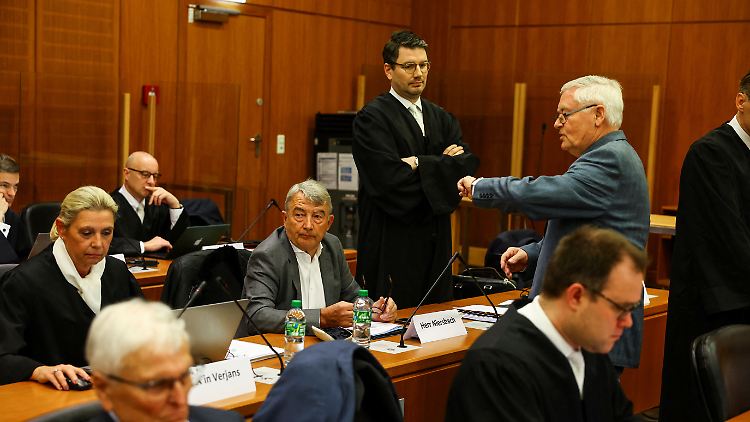 Wolfgang Niersbach (M.) gehört zu den Angeklagten im Sommermärchen-Prozess.