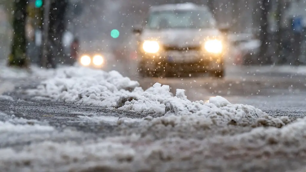 Schnee-liegt-am-Strassenrand-in-Straubing