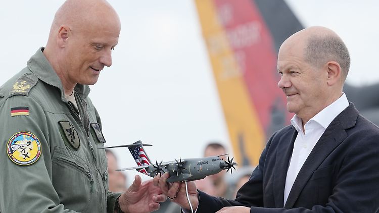 Luftwaffen-Inspekteur Gerhartz und Kanzler Scholz beim Besuch eines Manövers. Der russische Lauschangriff könne auch einen Bruch zwischen Verteidigungsministerium und Kanzleramt bewirken, sagt Cyberwar-Experte Marahrens. 