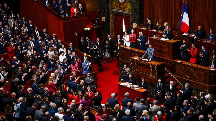 Frankreichs Premier Gabriel Attal erinnert an Frauen, die bei heimlichen Abtreibungen gestorben sind. 