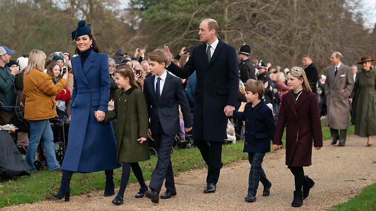 Kate auf dem Weg zur Weihnachtsmesse. Es war ihr letzter offizieller Auftritt in der Öffentlichkeit. Mitte Januar hieß es, sie habe sich einer "geplanten Operation" unterzogen. 