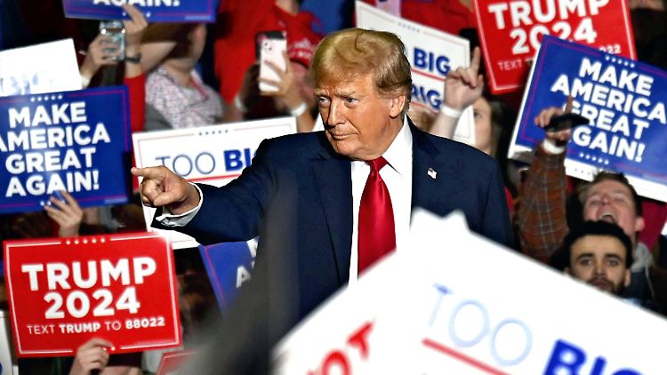 Der ehemalige US-Präsident Donald Trump wird von seinen Anhängern bei einer Wahlkampfveranstaltung bejubelt.