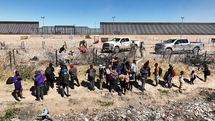 Tausende Migranten kommen jeden Tag am Grenzübergang Juarez/El Paso zwischen Mexiko und dem US-BundesstaatTexas an. Wenn es nach dem  Bundesstaat ginge, dürfte die Polizei illegale Migranten festnehmen und mit sechs Monaten bis 20 Jahren Haft bestrafen.