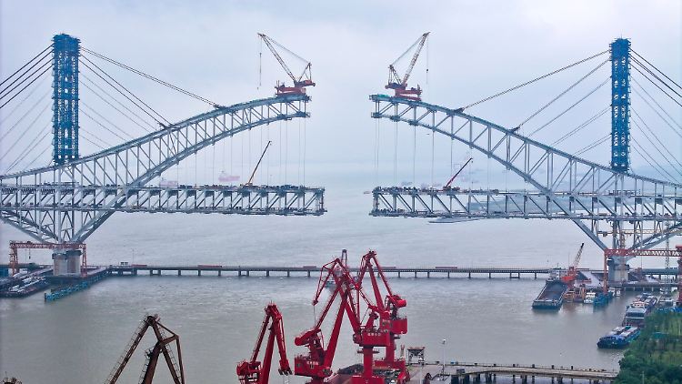 Arbeiten auf der Baustelle der Changtai-Jangtse-Brücke im chinesischen Taizhou.