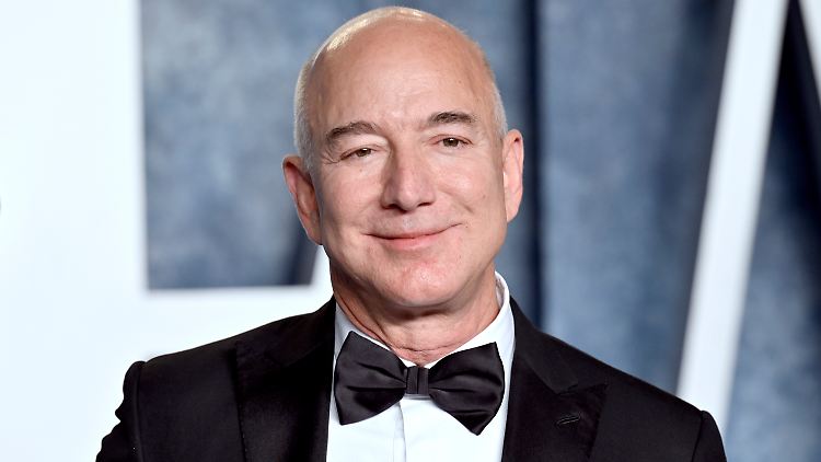 Der gute Aktienkurs seines Unternehmens Amazon macht Jeff Bezos etwas reicher als Elon Musk. 