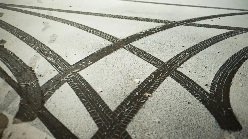 Reifenspuren-eines-wendenden-Autos-sind-im-Schnee-zu-sehen