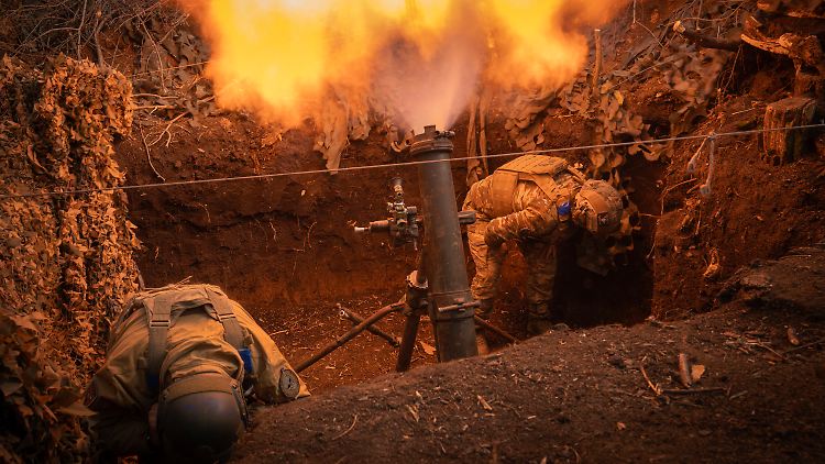 Gefechte bei Bachmut. Seit zwei Jahren wisse jeder in der Ukraine, dass sich das Land gegen eine starke Armee verteidigen muss und dass ein rasches Ende des Kriegs nahezu ausgeschlossen ist, schreibt der Journalist Denis Trubetskoy aus Kiew.