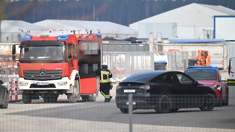 Fahrzeuge der Feuerwehr und Werkfeuerwehr stehen auf dem Gelände der Tesla-Autofabrik in Grünheide.