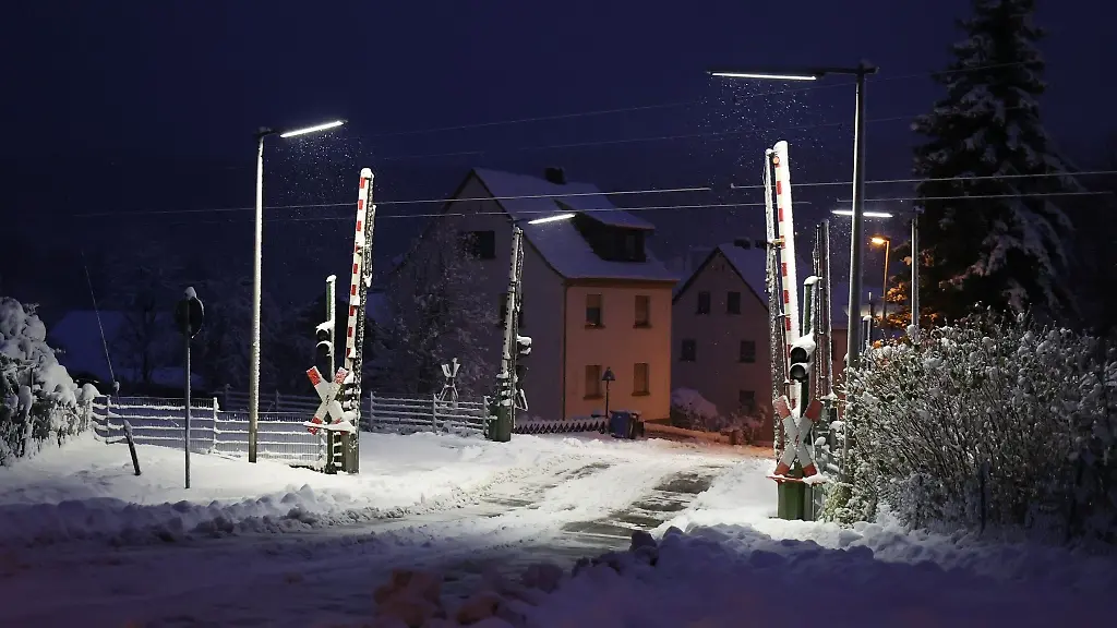 Ein-verschneiter-Bahnuebergang-der-Regionalbahnstrecke-zwischen-Niedernhausen-und-Limburg