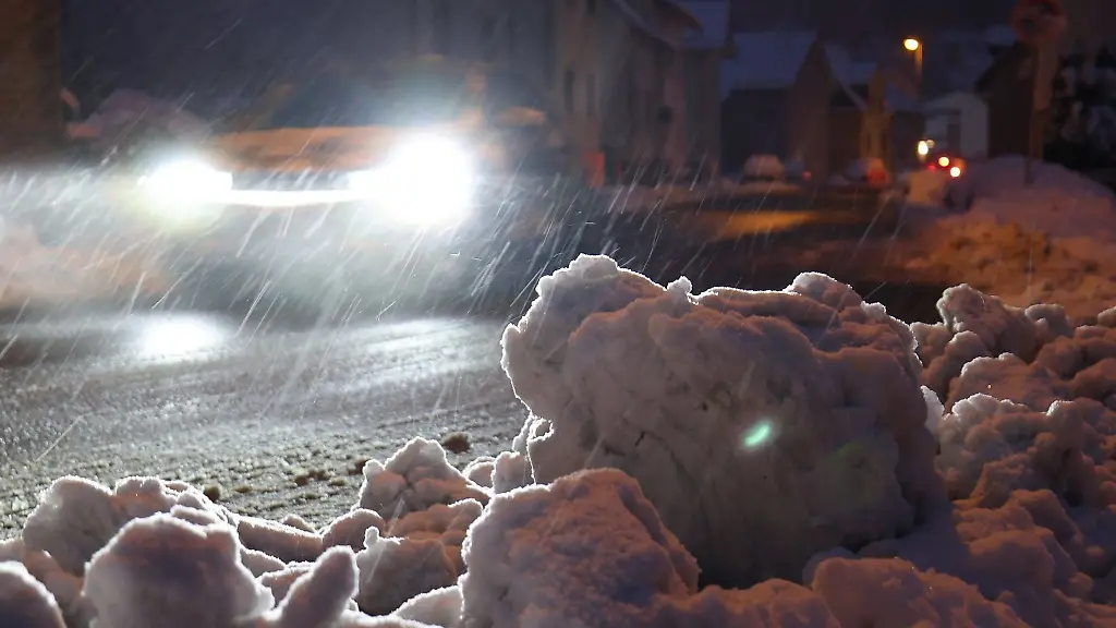 Ein-Autofahren-faehrt-mit-Schrittgeschwindigkeit-ueber-eine-geraeumte-Strasse