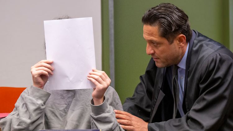 Der Angeklagte im Muttermord-Prozess sitzt neben seinem Anwalt vor dem Landgericht München.