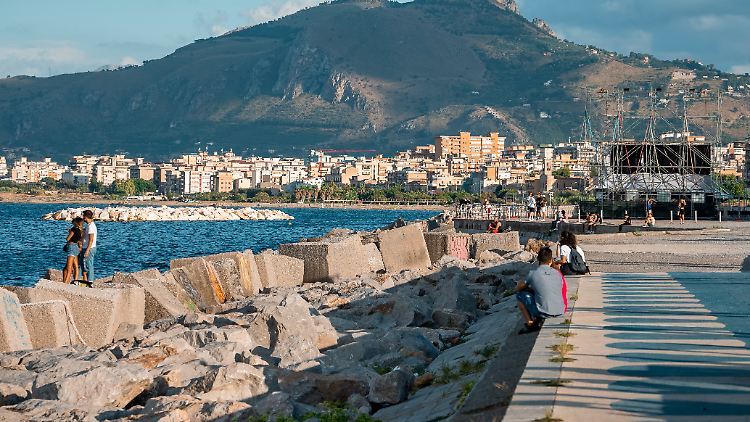 Beliebt auch bei Touristen: Die Promenade von Palermo.