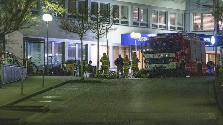 Vor dem Luisenhospital waren am Montagabend zahlreiche Polizisten sowie mehr als hundert Feuerwehrleute mit vielen Fahrzeugen im Einsatz. 
