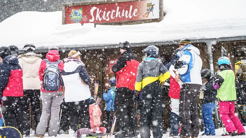 Wintersportler-draengen-sich-morgens-am-Kinderlift-und-der-Skischule-auf-der-950-Meter-hohen-Wasserkuppe