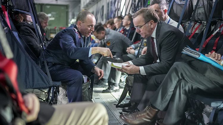 Hat "keine Lust", über Putins Stöckchen zu springen: Verteidigungsminister Pistorius heute auf dem Weg nach Skandinavien.