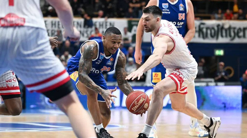 Der-Weissenfelser-Charles-Callison-l-und-Wuerzburgs-Owen-Klassen-kaempfen-um-den-Ball