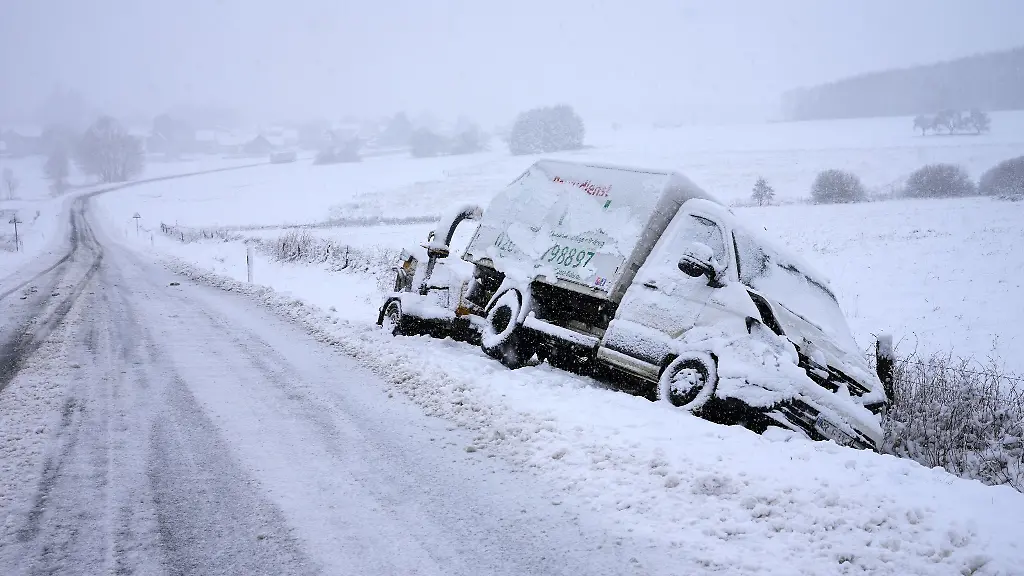 Ein-Transporter-ist-im-Westerwald-bei-Rotenhahn-in-den-Graben-gerutscht