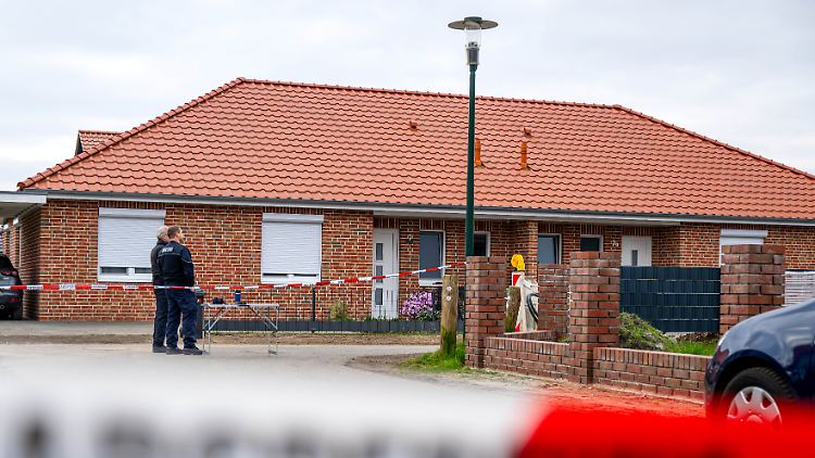 Einfamilienhaus mit Polizeiabsperrung: einer der beiden Tatorte. 