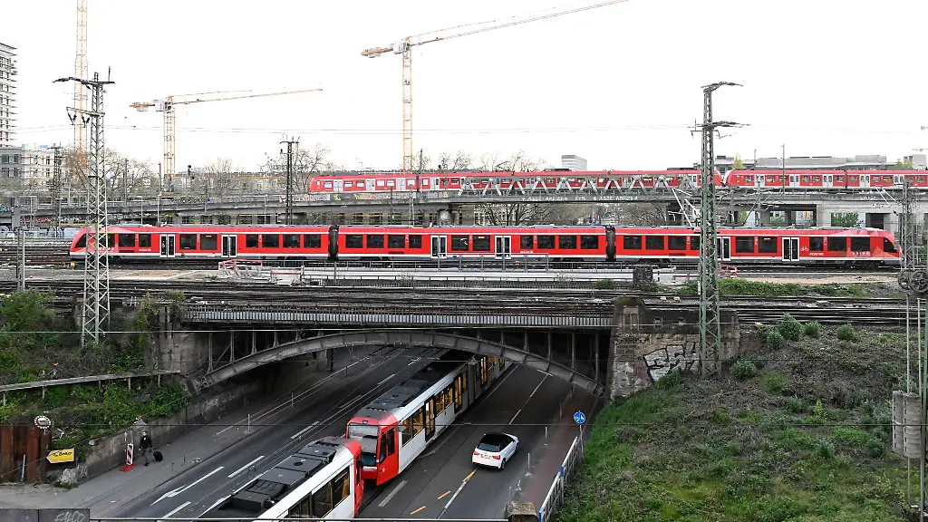 Eisenbahnbruecke-am-Deutzer-Bahnhof-in-Koeln