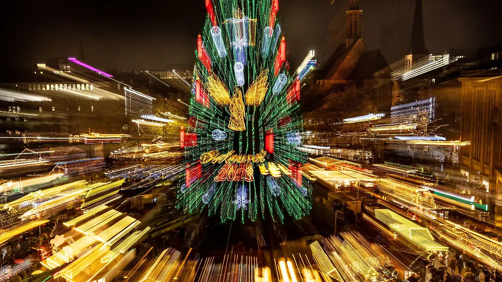 Der-riesige-Dortmunder-Weihnachtsbaum-wird-erleuchtet