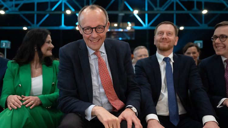 "Erwarte Zusammenhalt und Loyalität": CDU-Chef Merz mit guter Laune.  