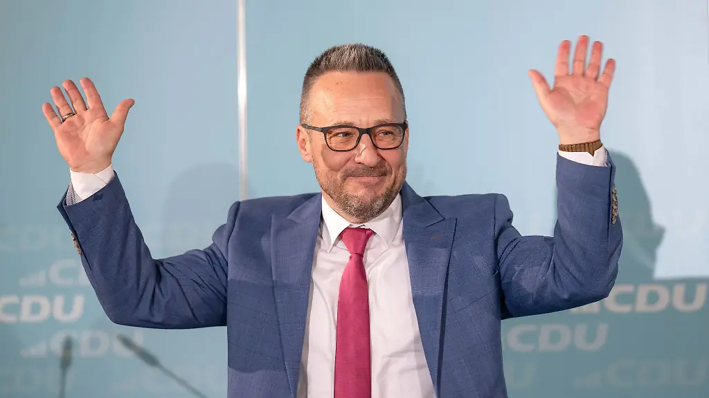 Heiko-Strohmann-jubelt-nach-der-gewonnen-Wahl-zum-Landesvorsitzenden