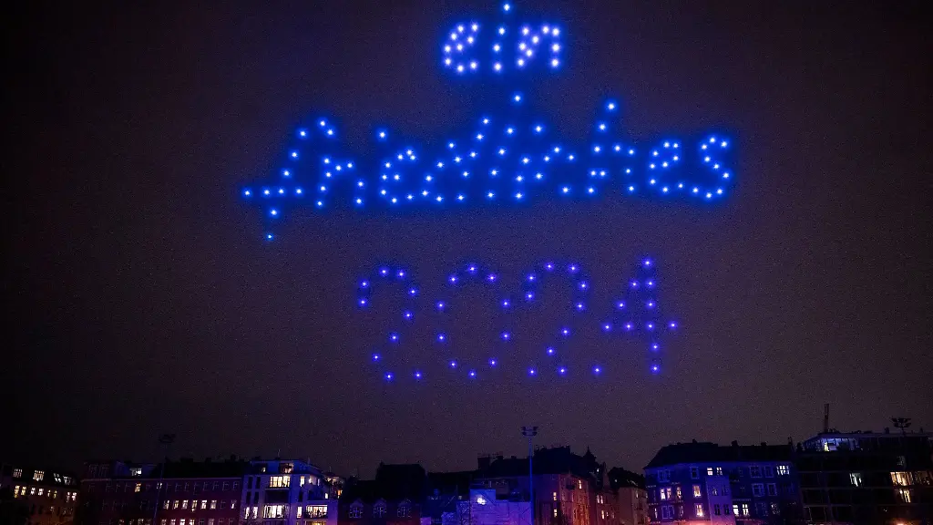 Leuchtende-Drohnen-fliegen-bei-einer-Drohnenshow