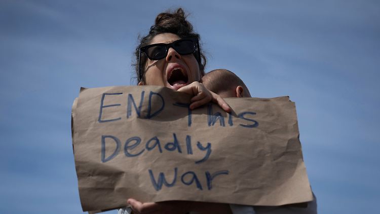 Protest vor der Außenstelle der US-Botschaft in Tel Aviv. Viele Israelis fordern, dass die Freilassung der Geiseln Priorität bekommt.