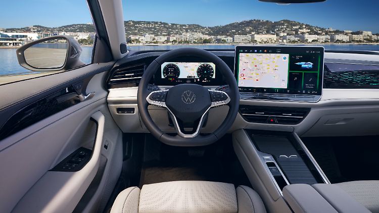 Der große Touchscreen fällt ebenso auf wie das hintergrundbeleuchtete Dekor. Die Verarbeitungsqualität erweist sich als solide.