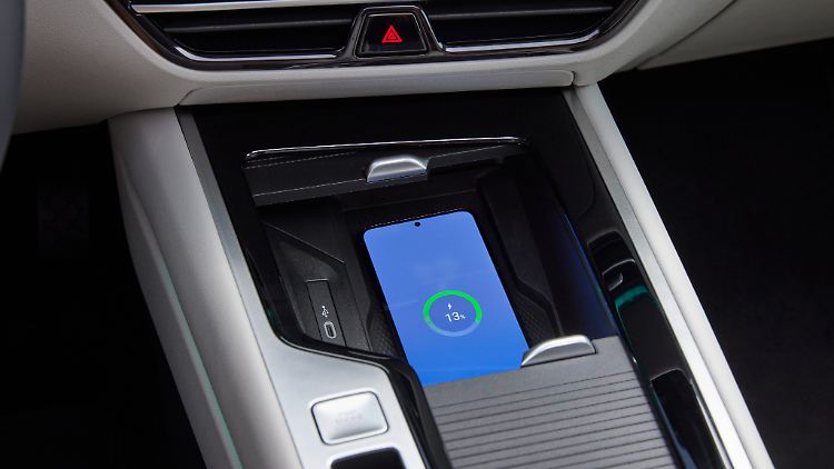 Dank neuer Spulentechnologie und Kühlung laden Smartphones künftig super schnell wireless. USB-Anschlüsse gibt es natürlich weiterhin, und das in rauen Mengen.