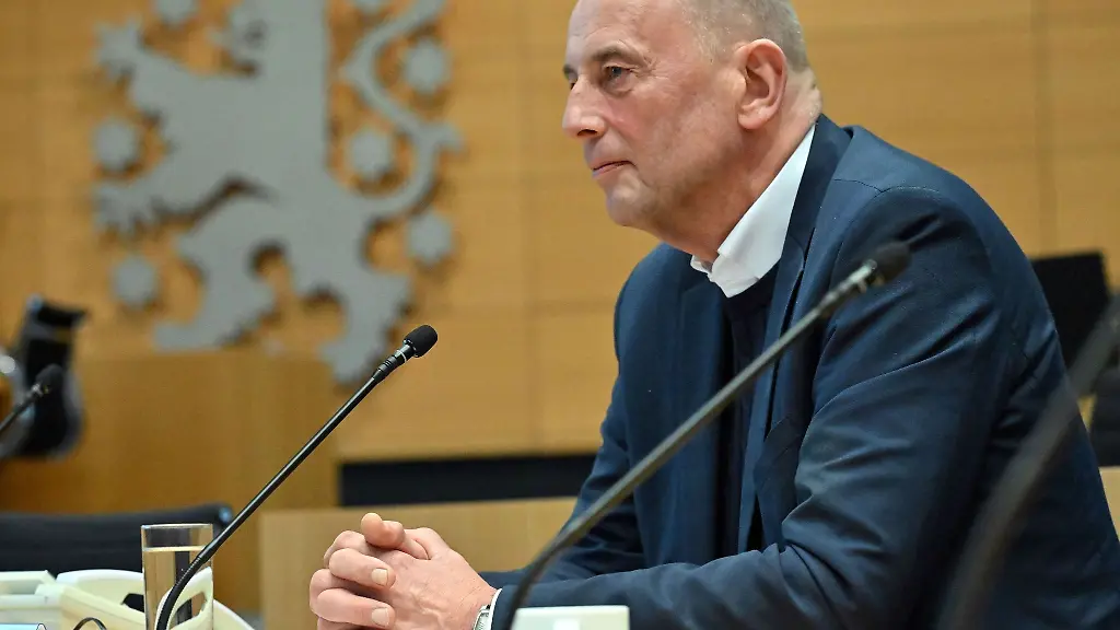 Thueringens-Wirtschaftsminister-Wolfgang-Tiefensee-im-Thueringer-Landtag