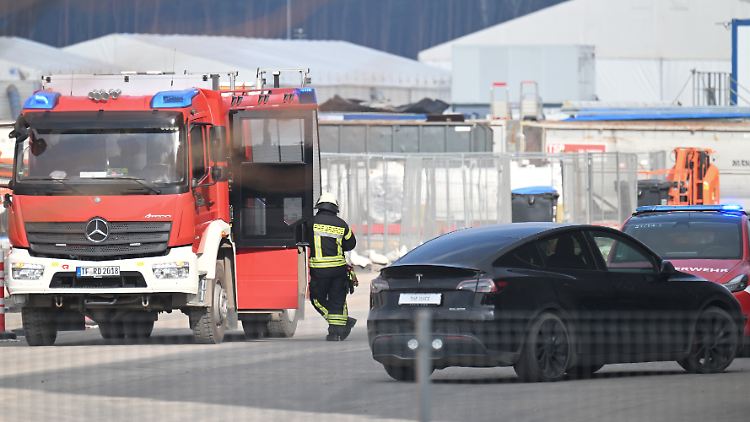 Alarm auf dem Tesla-Gelände am Dienstag: Das Werk in Grünheide musste evakuiert werden. 