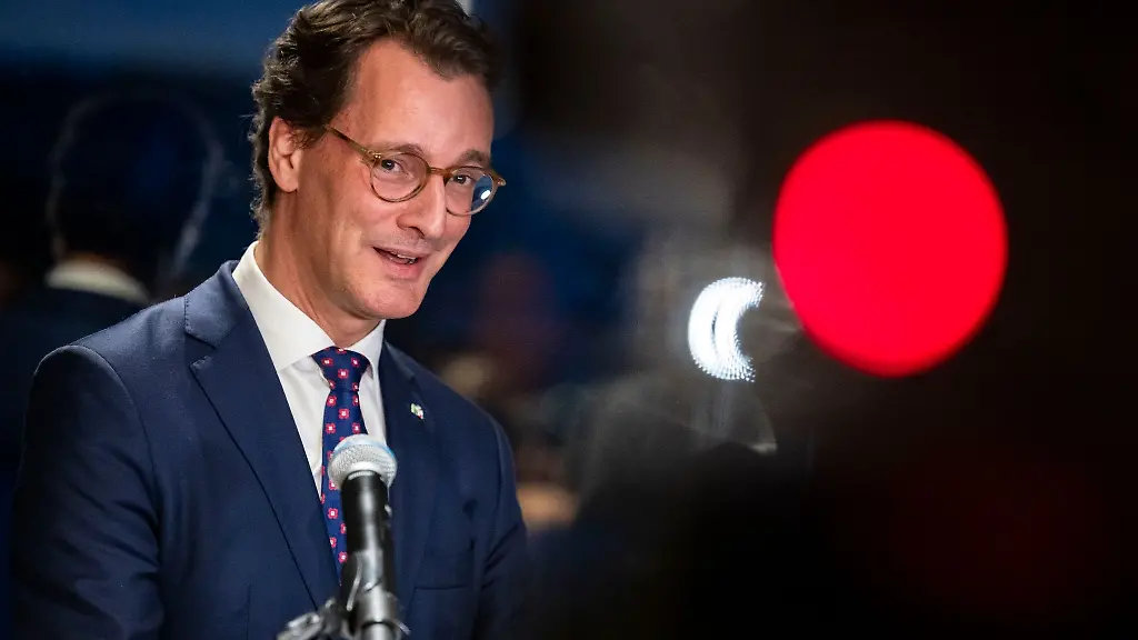 Nordrhein-Westfalens-Ministerpraesident-Hendrik-Wuest-haelt-eine-Rede