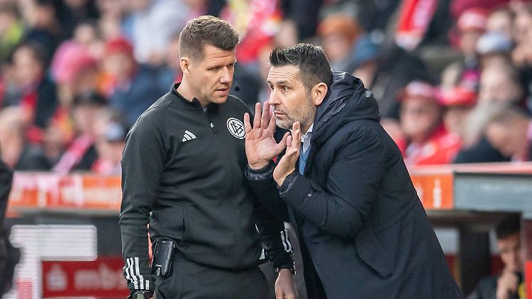 Wundert sich hier vielleicht über einen ausbleibenden Hechtflugkopfball seiner Vollstrecker: Nenad Bjelica (r.) beim 0:2 gegen Borussia Dortmund.