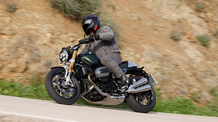 Die BMW R 12 nineT knüpft nahtlos an ihre Vorgängerin an.