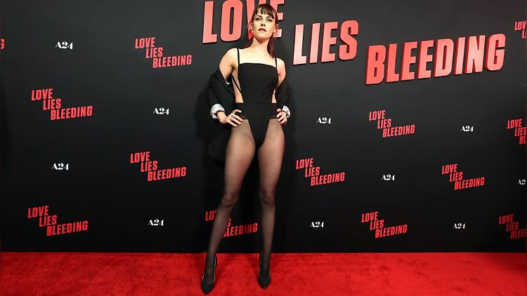 Kann man mit diesen Beinen schon mal machen: Kristen Stewart lässt die Hose weg.