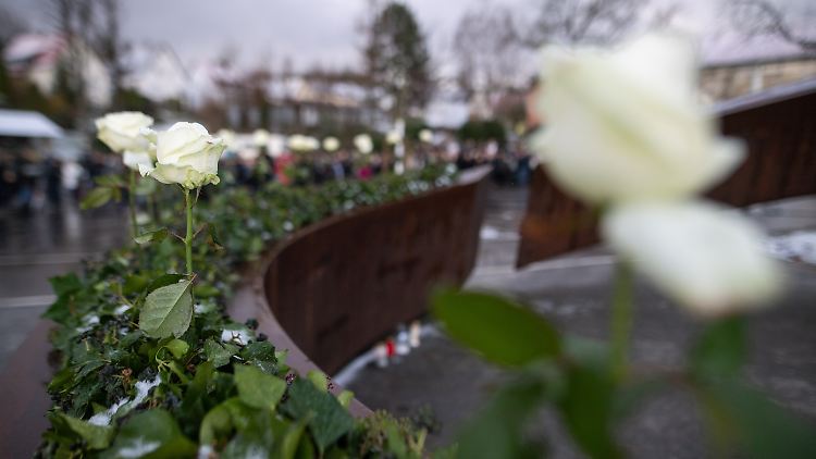 Rosen stehen während der Gedenkfeier zum 10. Jahrestag des Amoklaufs von Winnenden auf dem "Gebrochenen Ring", der an die Opfer erinnert