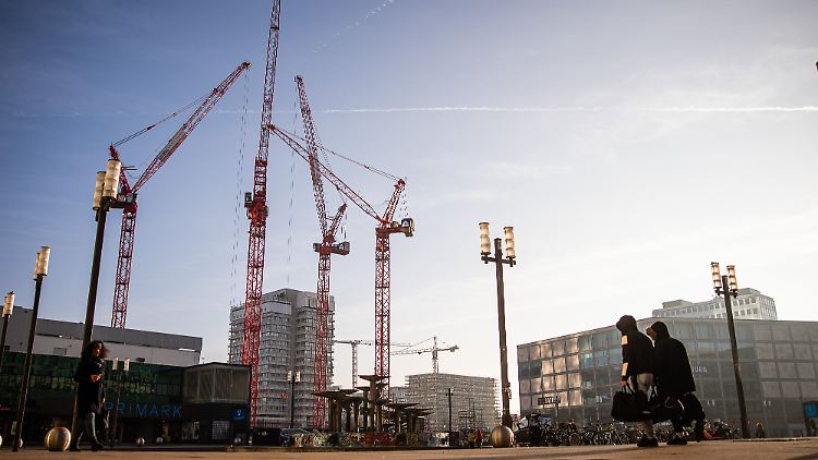 Trotz schlechter Konjunktur soll die Zahl der Beschäftigten in Deutschland steigen.