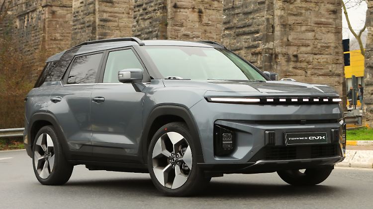 Der KGM Torres EVX fährt im toughen Offroad-Look vor.